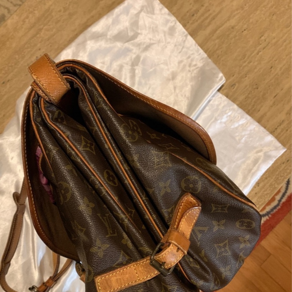 đź”´SOLDđź”´Authenticated Louis Vuitton Saumur Bag - Picture 6 of 10